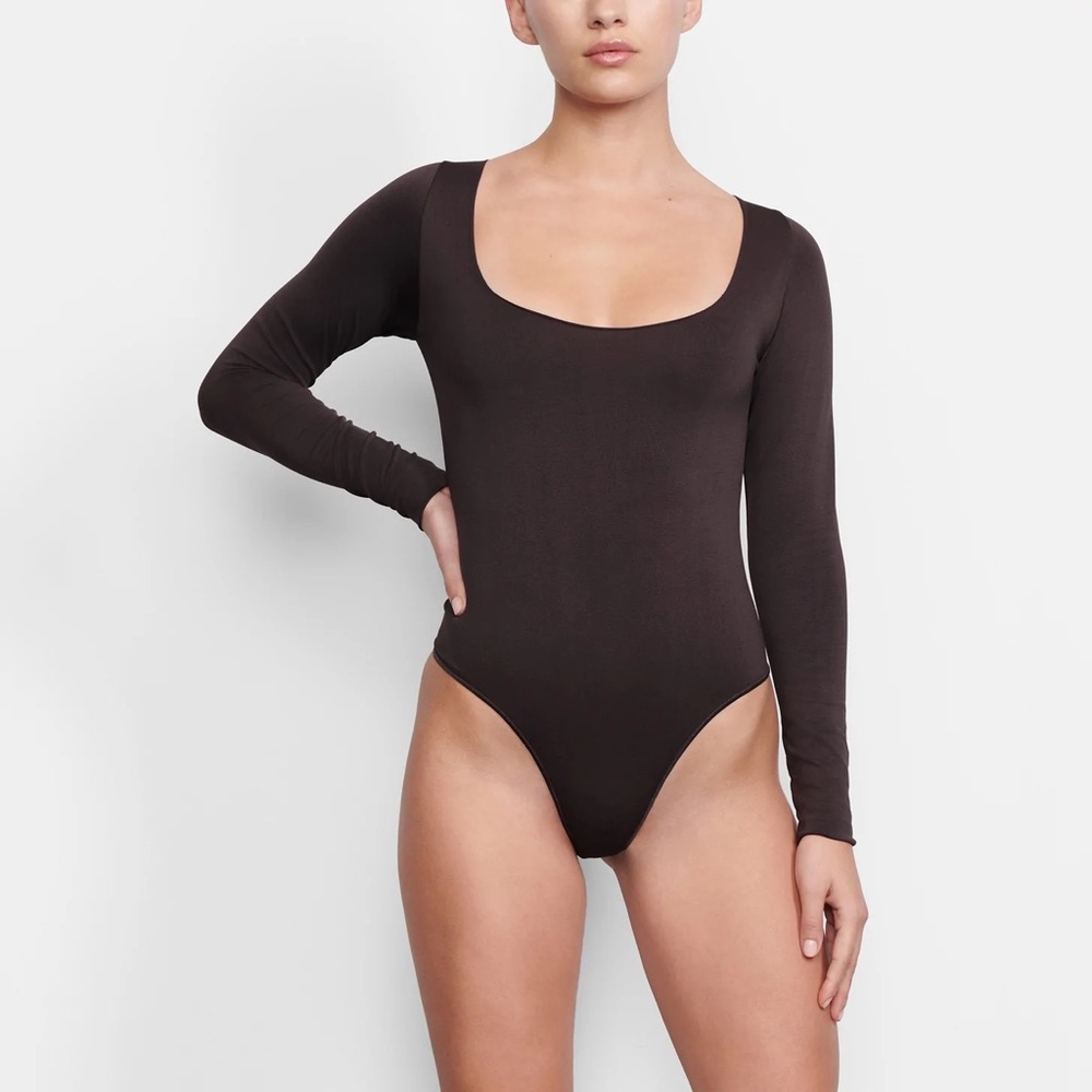 SKIMS by Kim Kardashian ESSENTIAL LONG SLEEVE SCOOP NECK BODYSUIT NWOT 17